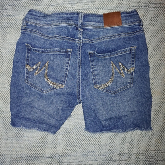Used Maurice Size 2 Long Style, Short-Shorts Cut-Offs - Picture 2 of 2
